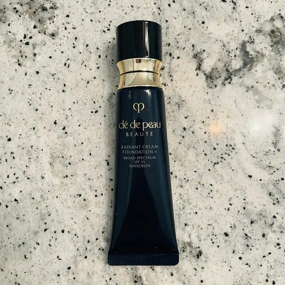 Cle de Peau Beaute Radiant Cream Foundation O80 Deep Ocher 21ml 0.88 oz NEW - Picture 2 of 10